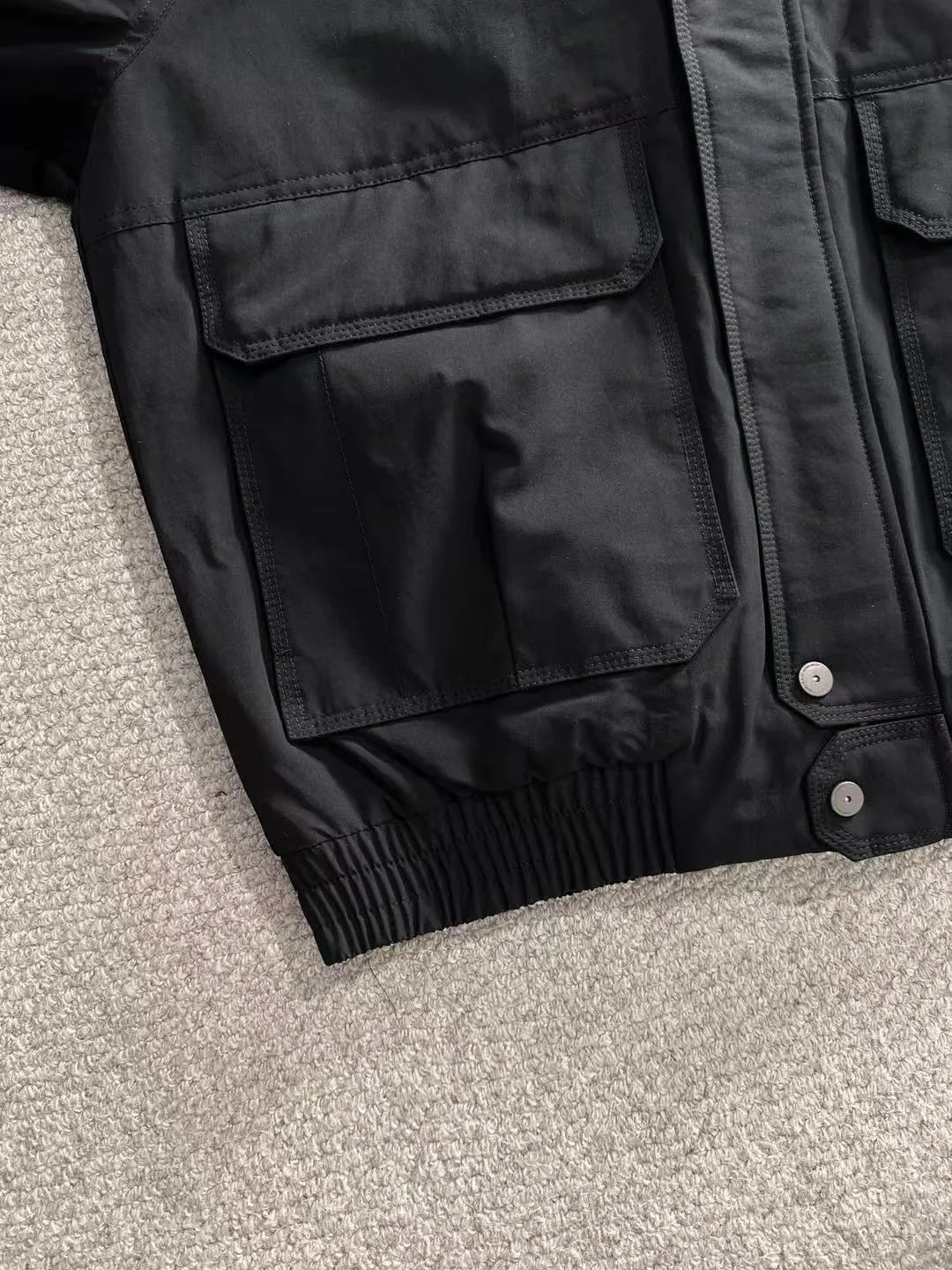 Two-day delivery time P960 Big Goose 🔥🔥 High-end customization 2025 winter official website's latest popular down jacket. Original custom-made hardware accessories for customers, all imported and original customization. Welcome to compare at the counter. Absolutely high quality. Use top-grade 90 white goose down. Super soft. Filled with fluffy and full feathers. Super heavy work. Fabric workmanship is excellent. The version is super perfect. Note⚠The fabric is super comfortable. Exclusive model. High-end quality. A must-have warm and protective artifact in winter. Size: M-3XL